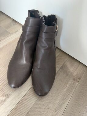 Kendra Scott Nadine Brown Ankle Boots Block Heel Zip Up Size 12M Classic Chic